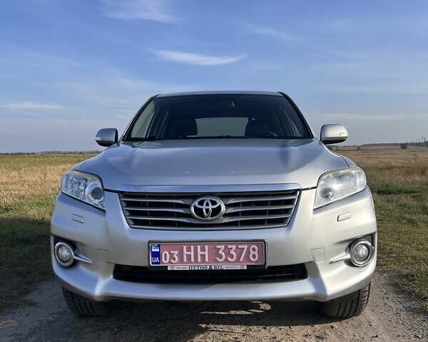 Тойота РАВ 4 2012 в Ровно на Automoto.ua Серый Тойота РАВ 4, объемом двигателя 2.2 л и пробегом 257 тыс. км за 13950 $, фото 1 на Automoto.ua