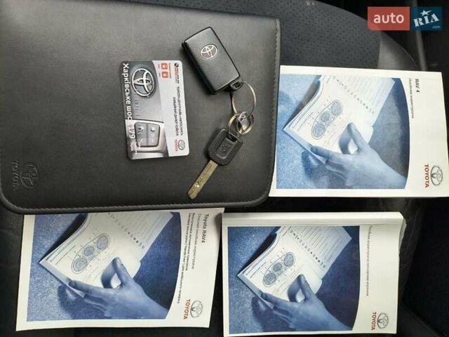 Сірий Тойота РАВ 4, об'ємом двигуна 2 л та пробігом 124 тис. км за 13800 $, фото 2 на Automoto.ua