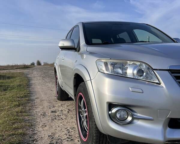 Тойота РАВ 4 2012 в Ровно на Automoto.ua Серый Тойота РАВ 4, объемом двигателя 2.2 л и пробегом 257 тыс. км за 13950 $, фото 5 на Automoto.ua