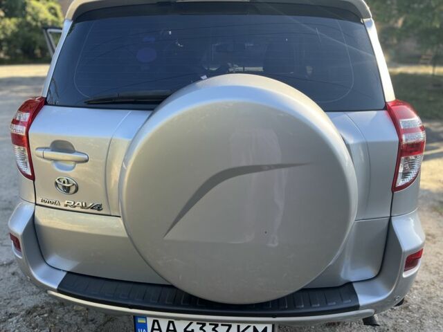 Сірий Тойота РАВ 4, об'ємом двигуна 2 л та пробігом 170 тис. км за 12800 $, фото 2 на Automoto.ua