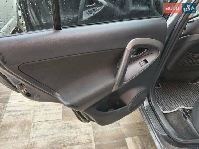 Сірий Тойота РАВ 4, об'ємом двигуна 2 л та пробігом 124 тис. км за 13800 $, фото 17 на Automoto.ua