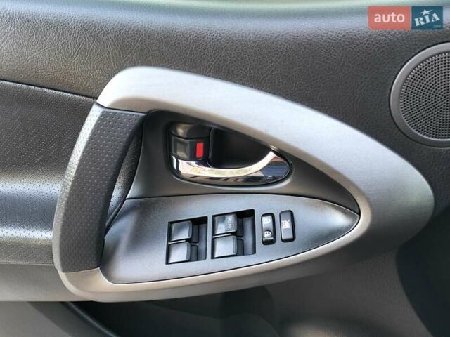 Сірий Тойота РАВ 4, об'ємом двигуна 2.23 л та пробігом 185 тис. км за 13800 $, фото 9 на Automoto.ua