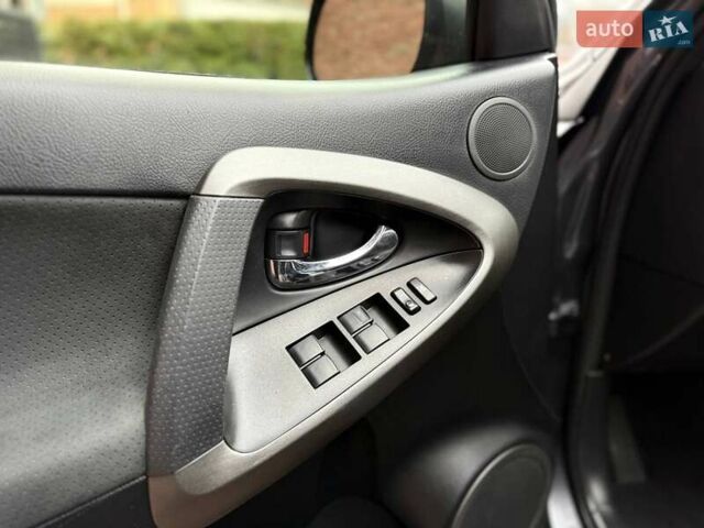 Сірий Тойота РАВ 4, об'ємом двигуна 1.99 л та пробігом 115 тис. км за 12500 $, фото 8 на Automoto.ua