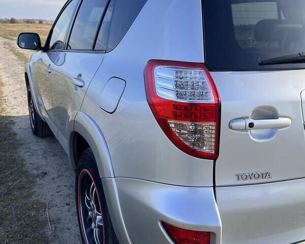 Тойота РАВ 4 2012 в Ровно на Automoto.ua Серый Тойота РАВ 4, объемом двигателя 2.2 л и пробегом 257 тыс. км за 13950 $, фото 7 на Automoto.ua