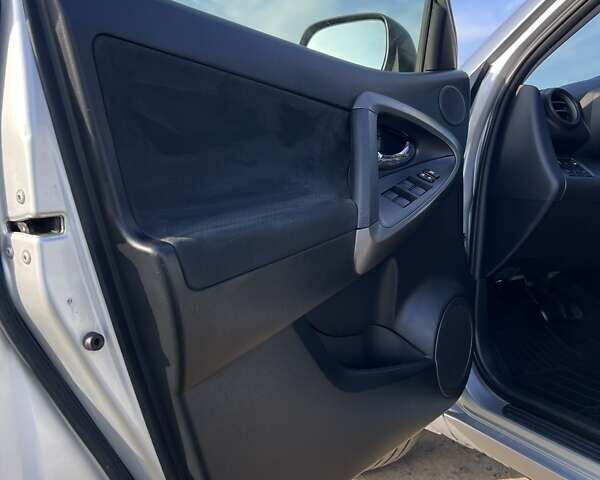 Тойота РАВ 4 2012 в Ровно на Automoto.ua Серый Тойота РАВ 4, объемом двигателя 2.2 л и пробегом 257 тыс. км за 13950 $, фото 12 на Automoto.ua