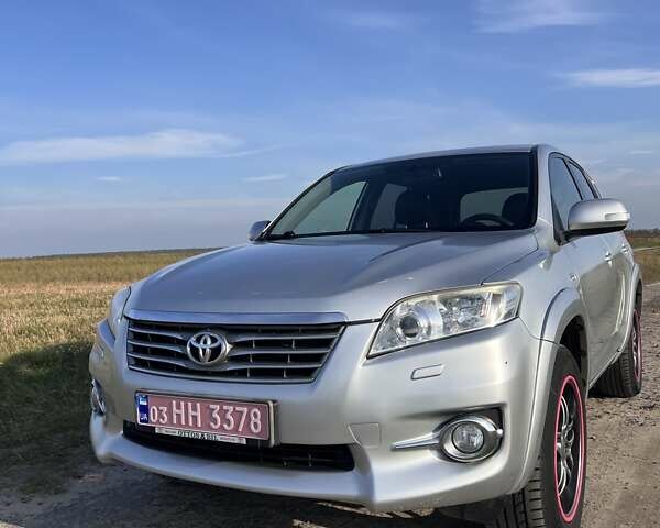 Тойота РАВ 4 2012 в Ровно на Automoto.ua Серый Тойота РАВ 4, объемом двигателя 2.2 л и пробегом 257 тыс. км за 13950 $, фото 2 на Automoto.ua