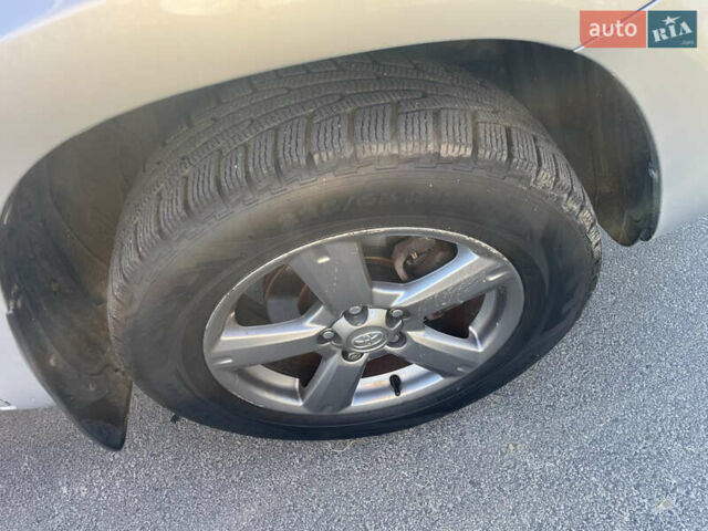 Сірий Тойота РАВ 4, об'ємом двигуна 2 л та пробігом 130 тис. км за 15500 $, фото 18 на Automoto.ua