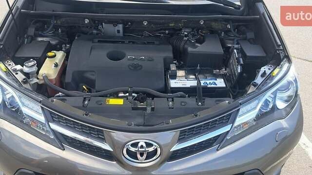 Сірий Тойота РАВ 4, об'ємом двигуна 2.23 л та пробігом 180 тис. км за 16800 $, фото 3 на Automoto.ua