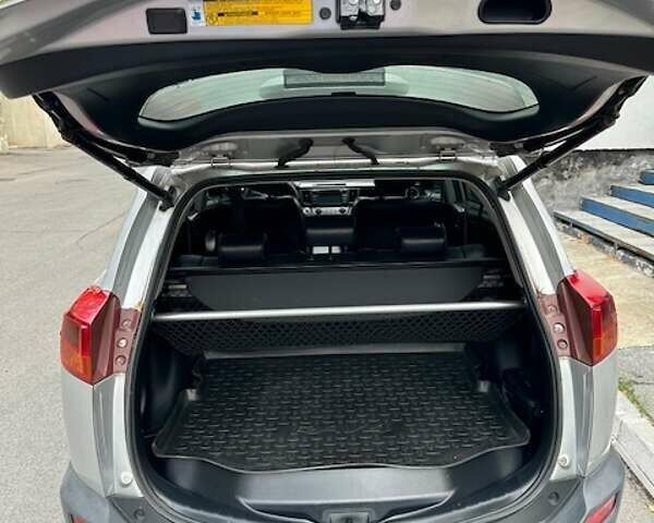 Тойота РАВ 4 2013 у Запоріжжя на Automoto.ua Сірий Тойота РАВ 4, об'ємом двигуна 2.23 л та пробігом 111 тис. км за 19000 $, фото 12 на Automoto.ua