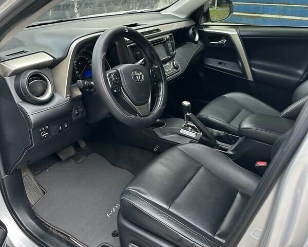 Тойота РАВ 4 2013 у Запоріжжя на Automoto.ua Сірий Тойота РАВ 4, об'ємом двигуна 2.23 л та пробігом 111 тис. км за 19000 $, фото 1 на Automoto.ua