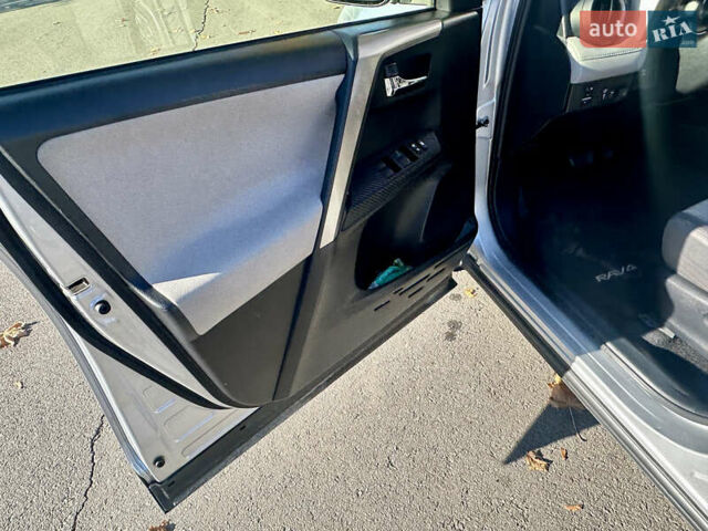 Серый Тойота РАВ 4, объемом двигателя 2.5 л и пробегом 140 тыс. км за 15500 $, фото 9 на Automoto.ua