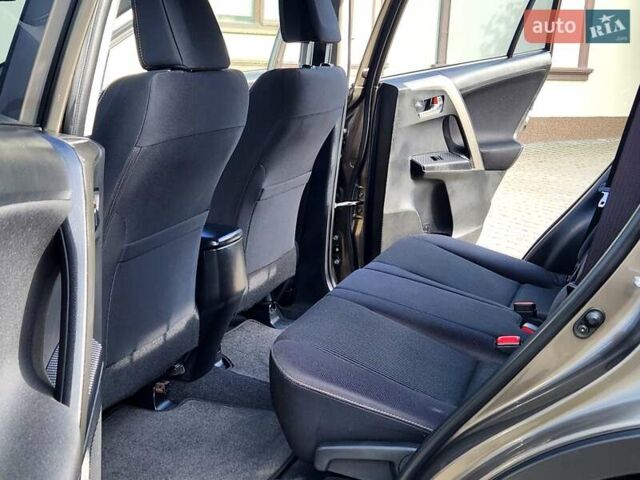 Тойота РАВ 4 2015 в Виннице на Automoto.ua Серый Тойота РАВ 4, объемом двигателя 2.23 л и пробегом 88 тыс. км за 19333 $, фото 35 на Automoto.ua