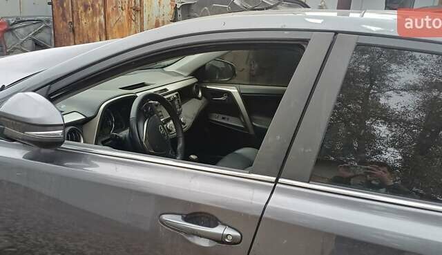 Тойота РАВ 4 2015 у Києві на Automoto.ua Сірий Тойота РАВ 4, об'ємом двигуна 2.49 л та пробігом 67 тис. км за 7000 $, фото 5 на Automoto.ua