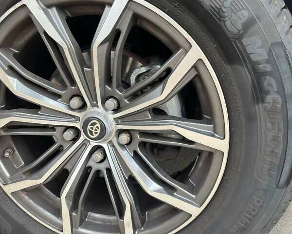 Серый Тойота РАВ 4, объемом двигателя 2.49 л и пробегом 100 тыс. км за 17500 $, фото 2 на Automoto.ua