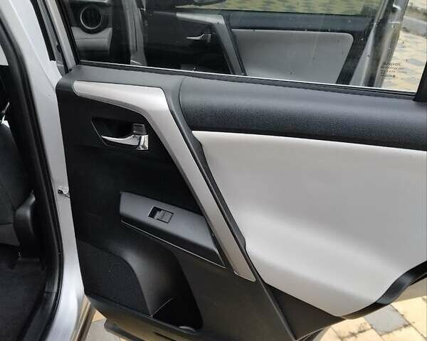 Сірий Тойота РАВ 4, об'ємом двигуна 2.49 л та пробігом 264 тис. км за 15300 $, фото 10 на Automoto.ua