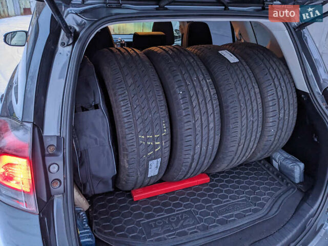Серый Тойота РАВ 4, объемом двигателя 2.5 л и пробегом 153 тыс. км за 17900 $, фото 12 на Automoto.ua