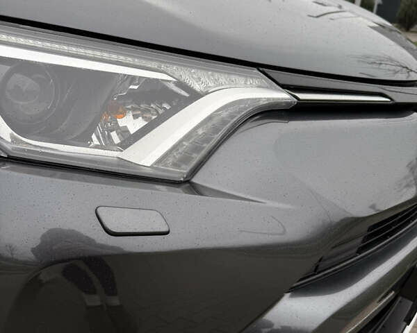 Серый Тойота РАВ 4, объемом двигателя 2.23 л и пробегом 173 тыс. км за 19900 $, фото 2 на Automoto.ua