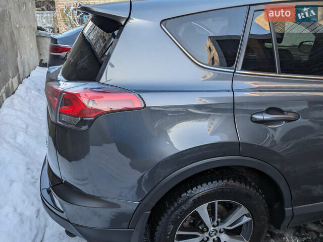 Серый Тойота РАВ 4, объемом двигателя 2.5 л и пробегом 153 тыс. км за 17900 $, фото 3 на Automoto.ua