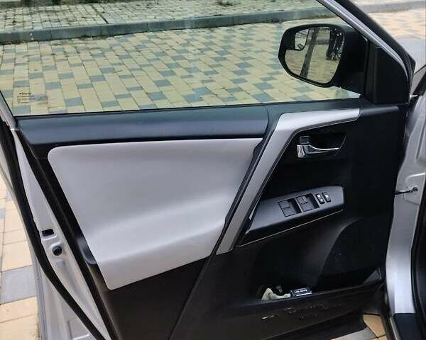 Сірий Тойота РАВ 4, об'ємом двигуна 2.49 л та пробігом 264 тис. км за 15300 $, фото 17 на Automoto.ua