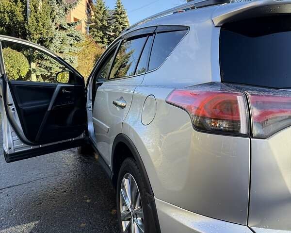 Тойота РАВ 4 2016 в Ивано-Франковске на Automoto.ua Серый Тойота РАВ 4, объемом двигателя 2.49 л и пробегом 127 тыс. км за 22000 $, фото 4 на Automoto.ua