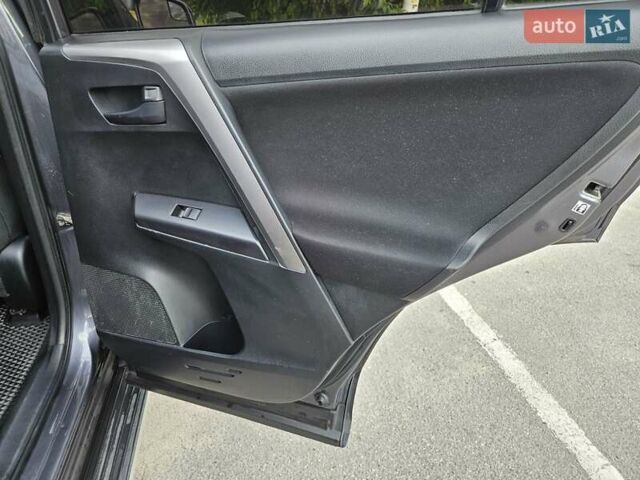 Тойота РАВ 4 2016 в Запорожье на Automoto.ua Серый Тойота РАВ 4, объемом двигателя 2.49 л и пробегом 190 тыс. км за 15900 $, фото 6 на Automoto.ua