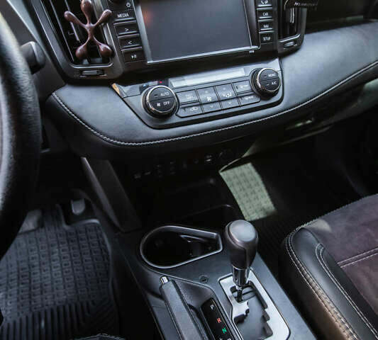 Тойота РАВ 4 2017 в Киеве на Automoto.ua Серый Тойота РАВ 4, объемом двигателя 2.23 л и пробегом 180 тыс. км за 23000 $, фото 9 на Automoto.ua