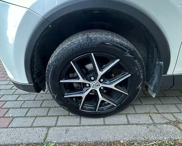 Тойота РАВ 4 2017 в Киеве на Automoto.ua Серый Тойота РАВ 4, объемом двигателя 2.23 л и пробегом 180 тыс. км за 22500 $, фото 8 на Automoto.ua