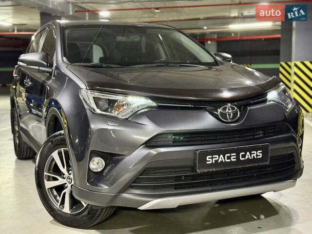 Сірий Тойота РАВ 4, об'ємом двигуна 2 л та пробігом 175 тис. км за 17900 $, фото 1 на Automoto.ua