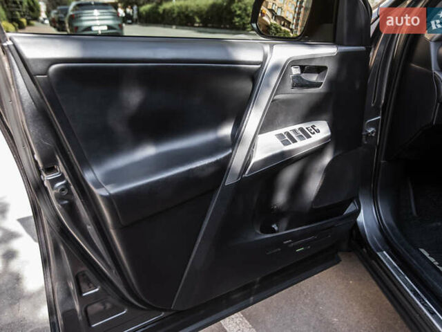 Тойота РАВ 4 2017 в Киеве на Automoto.ua Серый Тойота РАВ 4, объемом двигателя 2.23 л и пробегом 180 тыс. км за 23000 $, фото 6 на Automoto.ua