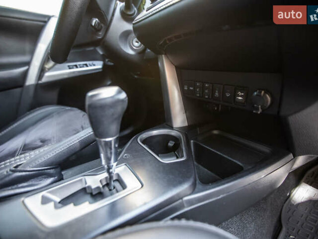 Тойота РАВ 4 2017 в Киеве на Automoto.ua Серый Тойота РАВ 4, объемом двигателя 2.23 л и пробегом 180 тыс. км за 23000 $, фото 16 на Automoto.ua