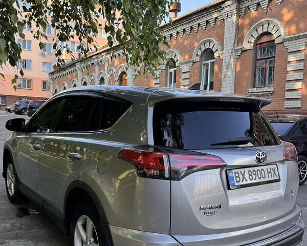 Тойота РАВ 4 2017 у Хмельницькому на Automoto.ua Сірий Тойота РАВ 4, об'ємом двигуна 2.49 л та пробігом 147 тис. км за 16800 $, фото 6 на Automoto.ua