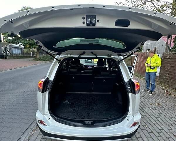 Тойота РАВ 4 2017 в Киеве на Automoto.ua Серый Тойота РАВ 4, объемом двигателя 2.23 л и пробегом 180 тыс. км за 22500 $, фото 4 на Automoto.ua