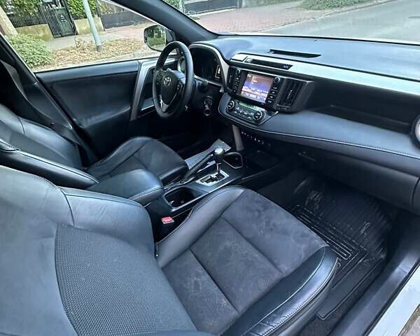 Тойота РАВ 4 2017 в Киеве на Automoto.ua Серый Тойота РАВ 4, объемом двигателя 2.23 л и пробегом 180 тыс. км за 22500 $, фото 11 на Automoto.ua