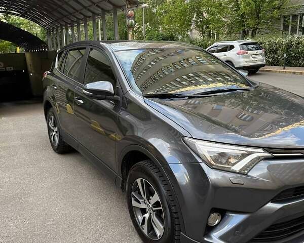 Тойота РАВ 4 2017 у Києві на Automoto.ua Сірий Тойота РАВ 4, об'ємом двигуна 1.99 л та пробігом 223 тис. км за 19500 $, фото 1 на Automoto.ua