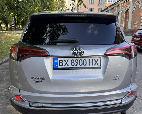 Тойота РАВ 4 2017 у Хмельницькому на Automoto.ua Сірий Тойота РАВ 4, об'ємом двигуна 2.49 л та пробігом 147 тис. км за 16800 $, фото 5 на Automoto.ua