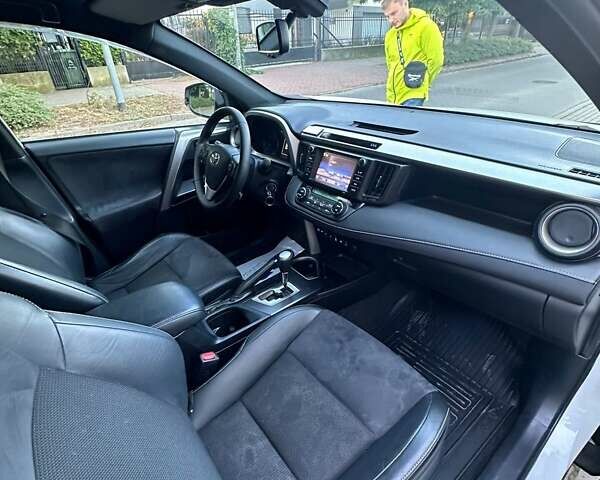 Тойота РАВ 4 2017 в Киеве на Automoto.ua Серый Тойота РАВ 4, объемом двигателя 2.23 л и пробегом 180 тыс. км за 22500 $, фото 14 на Automoto.ua