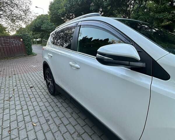 Тойота РАВ 4 2017 в Киеве на Automoto.ua Серый Тойота РАВ 4, объемом двигателя 2.23 л и пробегом 180 тыс. км за 22500 $, фото 5 на Automoto.ua