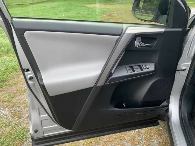 Тойота РАВ 4 2017 в Львове на Automoto.ua Серый Тойота РАВ 4, объемом двигателя 2.5 л и пробегом 60 тыс. км за 6900 $, фото 8 на Automoto.ua