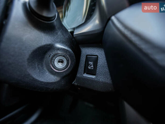 Тойота РАВ 4 2017 в Киеве на Automoto.ua Серый Тойота РАВ 4, объемом двигателя 2.23 л и пробегом 180 тыс. км за 23000 $, фото 15 на Automoto.ua