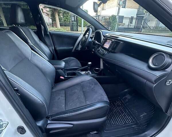 Тойота РАВ 4 2017 в Киеве на Automoto.ua Серый Тойота РАВ 4, объемом двигателя 2.23 л и пробегом 180 тыс. км за 22500 $, фото 9 на Automoto.ua