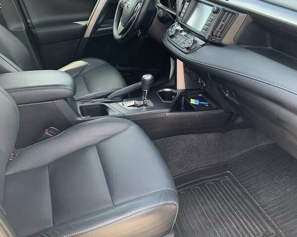 Сірий Тойота РАВ 4, об'ємом двигуна 2.49 л та пробігом 172 тис. км за 24999 $, фото 12 на Automoto.ua