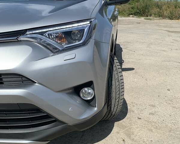 Сірий Тойота РАВ 4, об'ємом двигуна 2.49 л та пробігом 172 тис. км за 24999 $, фото 1 на Automoto.ua