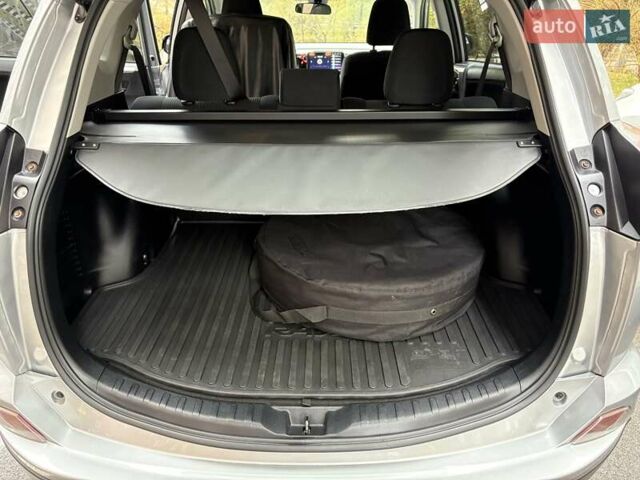 Серый Тойота РАВ 4, объемом двигателя 2.49 л и пробегом 85 тыс. км за 19500 $, фото 11 на Automoto.ua