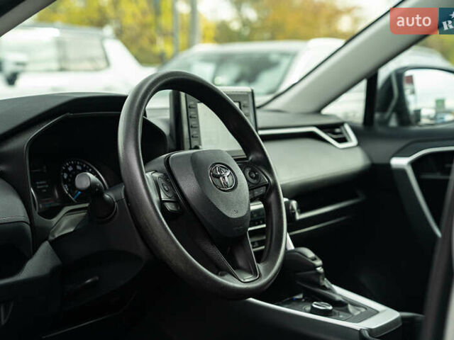 Тойота РАВ 4 2019 в Черновцах на Automoto.ua Серый Тойота РАВ 4, объемом двигателя 2.5 л и пробегом 24 тыс. км за 29900 $, фото 19 на Automoto.ua