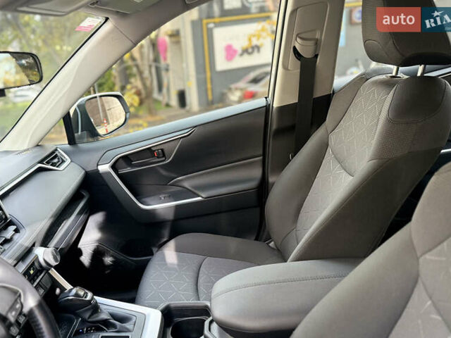 Тойота РАВ 4 2019 в Киеве на Automoto.ua Серый Тойота РАВ 4, объемом двигателя 1.99 л и пробегом 8 тыс. км за 27200 $, фото 41 на Automoto.ua