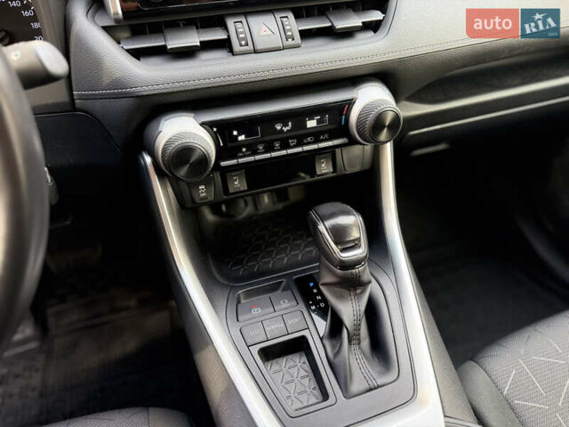 Тойота РАВ 4 2019 в Киеве на Automoto.ua Серый Тойота РАВ 4, объемом двигателя 1.99 л и пробегом 8 тыс. км за 27200 $, фото 46 на Automoto.ua