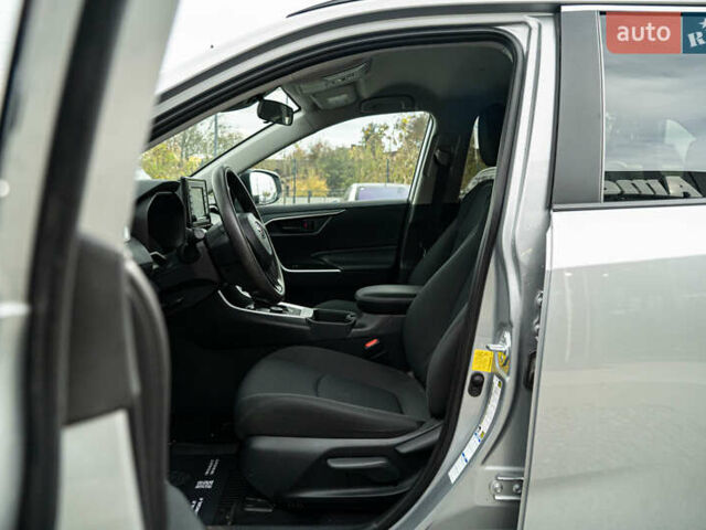 Тойота РАВ 4 2019 в Черновцах на Automoto.ua Серый Тойота РАВ 4, объемом двигателя 2.5 л и пробегом 24 тыс. км за 29900 $, фото 16 на Automoto.ua