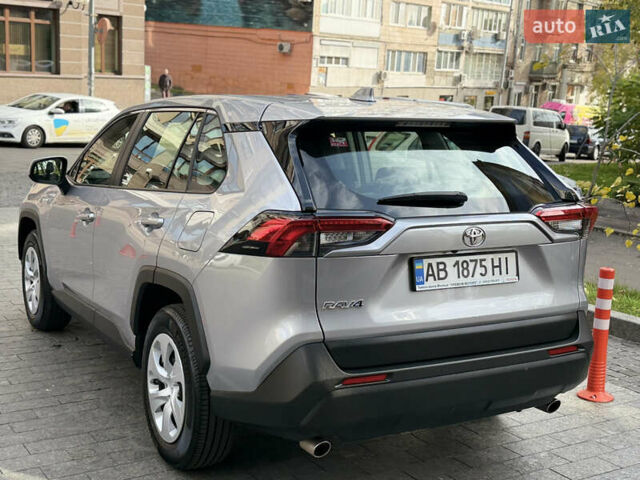 Тойота РАВ 4 2019 в Киеве на Automoto.ua Серый Тойота РАВ 4, объемом двигателя 1.99 л и пробегом 8 тыс. км за 27200 $, фото 5 на Automoto.ua
