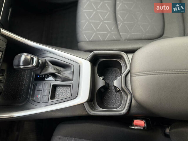 Тойота РАВ 4 2019 в Киеве на Automoto.ua Серый Тойота РАВ 4, объемом двигателя 1.99 л и пробегом 8 тыс. км за 27200 $, фото 48 на Automoto.ua