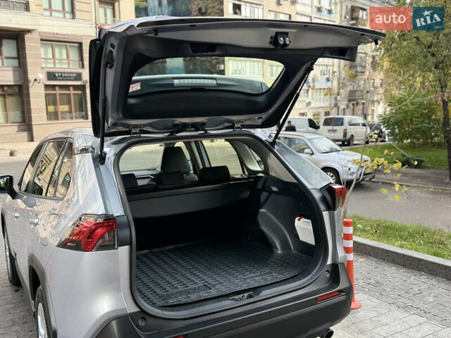 Тойота РАВ 4 2019 в Киеве на Automoto.ua Серый Тойота РАВ 4, объемом двигателя 1.99 л и пробегом 8 тыс. км за 27200 $, фото 31 на Automoto.ua